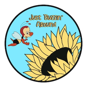 Puede incluir: Una abeja de dibujos animados con marcas rojas y negras vuela hacia un girasol amarillo con un centro negro. El texto "Just Buzzin' Around" está escrito en una fuente caprichosa sobre el girasol.