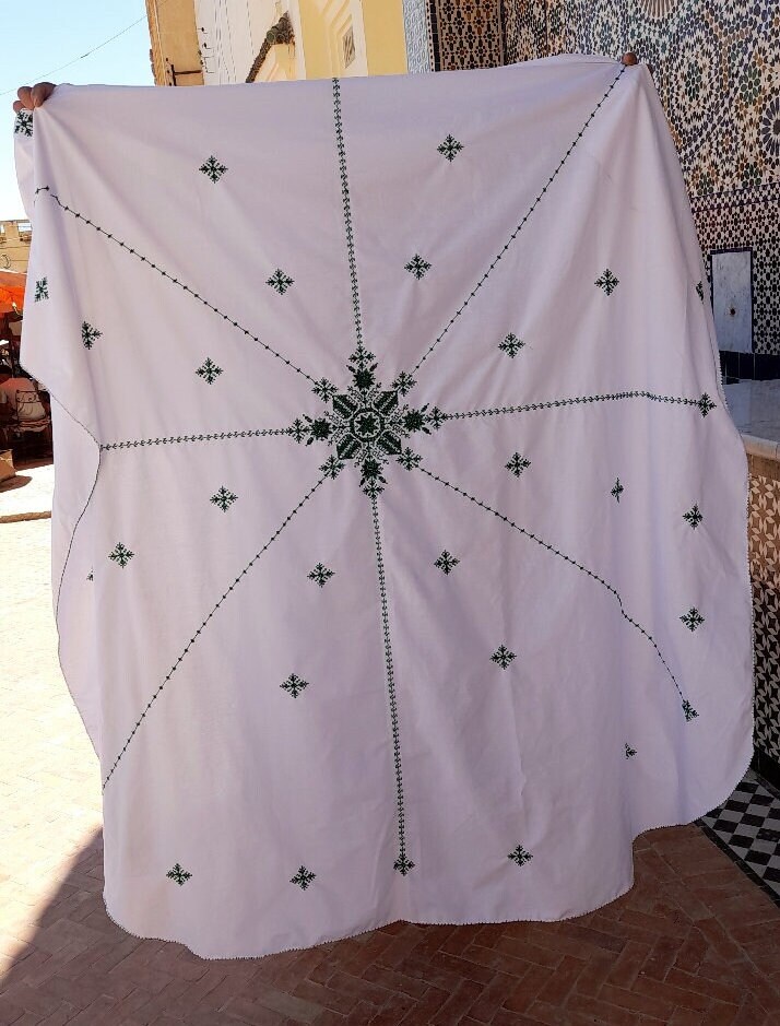 高級テーブルクロス　ドバイ　ハンドメイド ファッシ刺繍が施された手作りモロッコテーブルクロス：直径75インチ