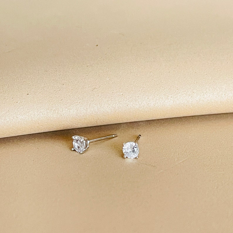 Elegant Diamond Solitaire Stud Earrings: Sparkling Cubic Zirconia Set in 925 Silver Image 10