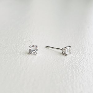 Elegant Diamond Solitaire Stud Earrings: Sparkling Cubic Zirconia Set in 925 Silver Image 7