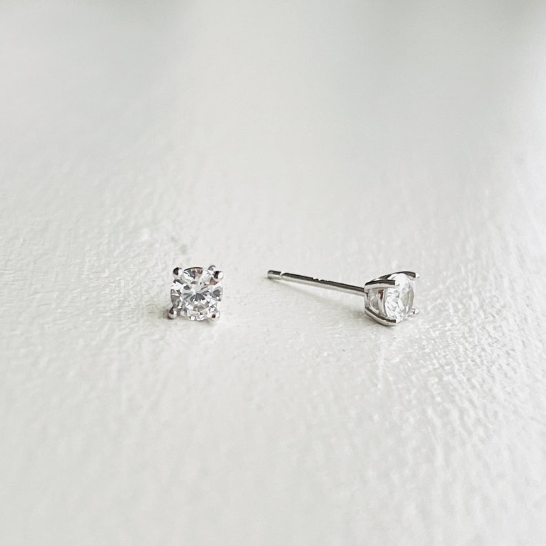 Elegant Diamond Solitaire Stud Earrings: Sparkling Cubic Zirconia Set in 925 Silver Image 7