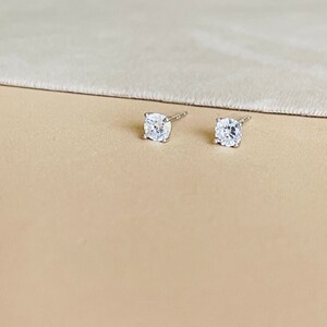 Elegant Diamond Solitaire Stud Earrings: Sparkling Cubic Zirconia Set in 925 Silver Image 9