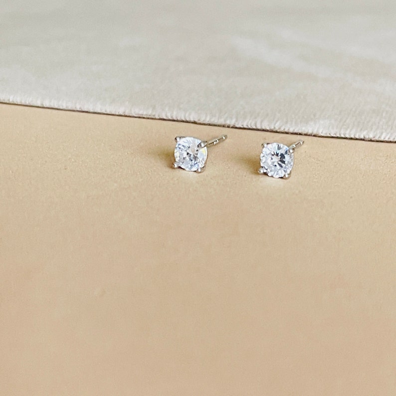 Elegant Diamond Solitaire Stud Earrings: Sparkling Cubic Zirconia Set in 925 Silver Image 9