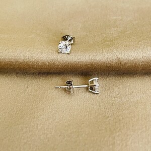 Elegant Diamond Solitaire Stud Earrings: Sparkling Cubic Zirconia Set in 925 Silver Image 8