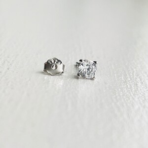 Elegant Diamond Solitaire Stud Earrings: Sparkling Cubic Zirconia Set in 925 Silver Image 5