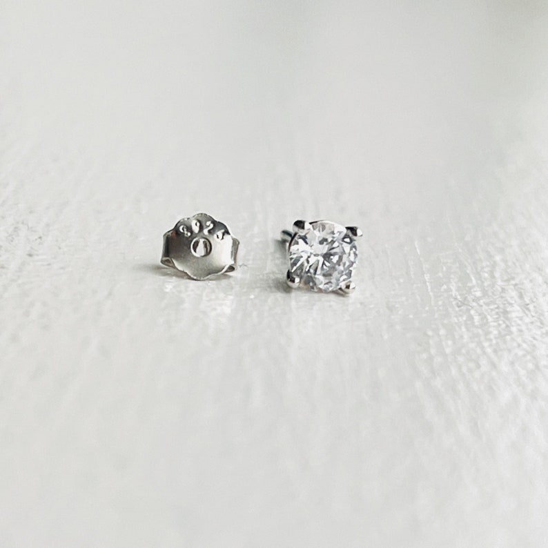 Elegant Diamond Solitaire Stud Earrings: Sparkling Cubic Zirconia Set in 925 Silver Image 5