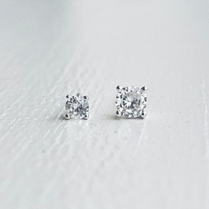 Elegant Diamond Solitaire Stud Earrings: Sparkling Cubic Zirconia Set in 925 Silver Image 1