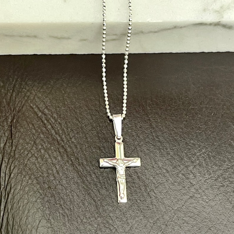 Elegant 925 Silver Crucifix Cross Necklace – A Timeless Symbol of Faith Image 2