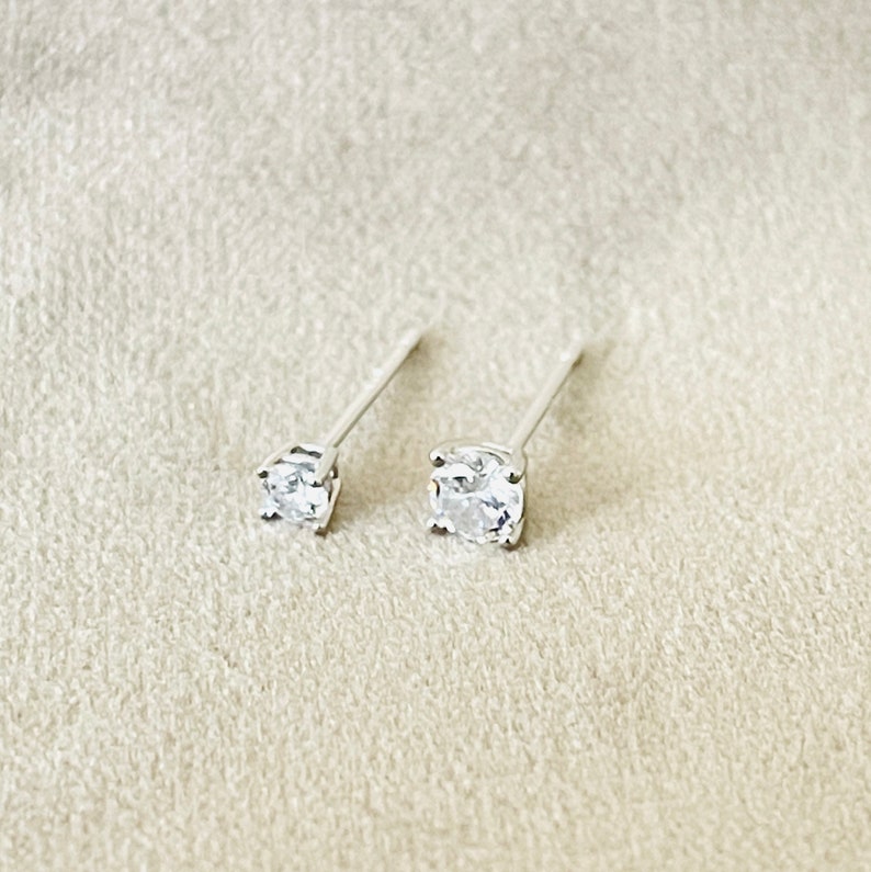 Elegant Diamond Solitaire Stud Earrings: Sparkling Cubic Zirconia Set in 925 Silver Image 3
