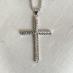 Sterling Silver Diamond Cut Cross Pendant, Curb Chain Image 5