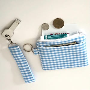 Monedero con llavero de muñeca en azul claro de cuadros escoceses, monedero con cordón para la muñeca, llavero con tarjetero y billetera de identificación, juego de regalo perfecto y significativo.