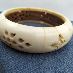 bakelite bangle, vintage bangle, cream bangle, flapper bangle, art deco bangle, bakelite jewellery, chunky bangle, carved bangle