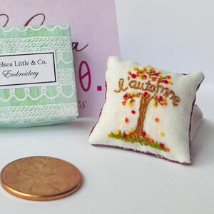 ミニチュア ドールハウス フランスの秋の刺繍入り枕、1:12 スケール、Chelsea Little and Co. の手作りミニチュア。