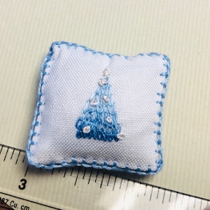 Blaues Weihnachtsbaum-Kissen im Maßstab 1:12, handgestickt und genäht, Miniatur-Puppenhaus Weihnachtsdekoration von Schnürsenkel Little und Co