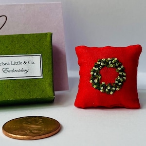 Miniatur Adventskranz Kissen 1:12 besticktes Kissen, handbestickt und genäht, Puppenhaus Urlaub, Clousia Little und Co.