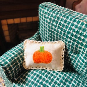 Kürbis Herbst 1:12 Kissen, handgestickt und genäht, handgemachte Miniaturen, Herbst Dekorationen Miniatur Puppenhaus