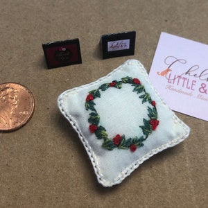 Adventskranz 1:12 besticktes Kissen, handbestickt und genäht, Miniatur-Puppenhaus Weihnachtsdekoration von Schnürsenkel Little und Co.