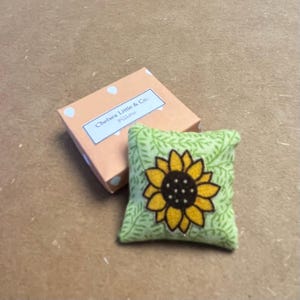 Kissen Sunflower Fall 1:12, handbestickt und genäht, handgemachte Miniaturen, Herbstdekoration für Puppenhaus