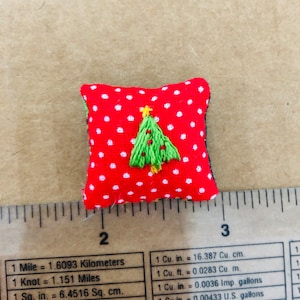 Weihnachtsbaum 1:12 gesticktes Kissen, handbestickt und genäht, handgemachte Miniaturen, Miniatur-Puppenhausschmuck