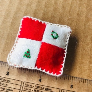 Adventskranz und Baum Kissen, Maßstab 1:12 besticktes Kissen, handgenäht, handgemachte Miniaturen, Miniatur Puppenhaus Weihnachtsschmuck