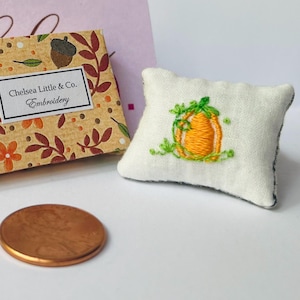 Mini Kürbis Kissen 1:12 gesticktes Kissen, handbestickt und genäht, handgemachte Miniaturen, Miniatur Puppenhaus Weihnachtsdekoration