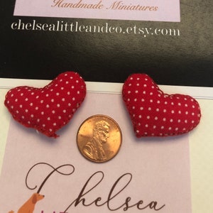 Mini Valentine Kissen, 2er-Set, gestickte Kissen im Maßstab 1:12, handbestickt und genäht, handgemachte Miniaturen, Miniaturpuppenhaus
