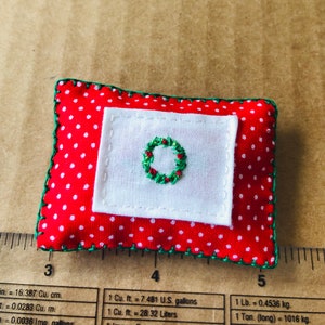 1:12 Miniatur Weihnachten Kissenbehang mit bestickter Dekoration im Maßstab 1:12
