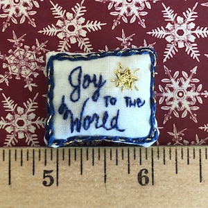 Joy to the World Weihnachtskissen 1:12 besticktes Kissen, Handgefertigte Miniaturen, Miniatur-Puppenhaus-Feiertag, Schnürsenkel Little und Co.