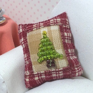 1:12 Maßstab Perlen Weihnachtsbaum Kissen, handbestickt und genäht, handgemachte Miniaturen, Miniatur Puppenhaus Weihnachtsschmuck