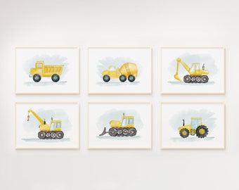 Puede incluir: Seis impresiones enmarcadas de acuarelas de vehículos de construcción amarillos, incluyendo un camión volquete, una hormigonera, una excavadora, una grúa, una excavadora y un tractor. Cada impresión tiene un fondo aguado azul claro y un marco dorado.