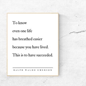 Op de afbeelding: Een zwart-wit typografieprint met een citaat van Ralph Waldo Emerson: "Om te weten dat zelfs &eacute;&eacute;n leven gemakkelijker heeft geademd omdat je hebt geleefd. Dat is succesvol zijn."