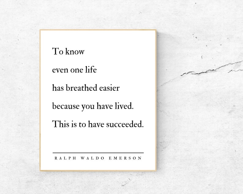 Op de afbeelding: Een zwart-wit typografieprint met een citaat van Ralph Waldo Emerson: "Om te weten dat zelfs &eacute;&eacute;n leven gemakkelijker heeft geademd omdat je hebt geleefd. Dat is succesvol zijn."