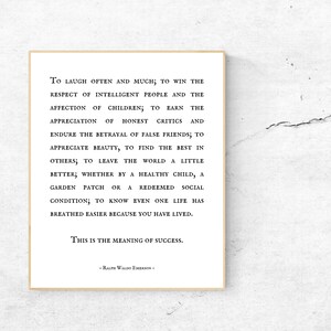 Puede incluir: Una cita imprimible en blanco y negro de Ralph Waldo Emerson sobre el significado del &eacute;xito. La cita dice: "Re&iacute;r a menudo y mucho; ganar el respeto de la gente inteligente y el afecto de los ni&ntilde;os; ganarse la apreciaci&oacute;n de los cr&iacute;ticos honestos y soportar la traici&oacute;n de los falsos amigos; apreciar la belleza, encontrar lo mejor en los dem&aacute;s; dejar el mundo un poco mejor; ya sea por un ni&ntilde;o sano, un huerto o una condici&oacute;n social redimida; saber que incluso una sola vida ha respirado m&aacute;s f&aacute;cilmente porque has vivido. Este es el significado del &eacute;xito."
