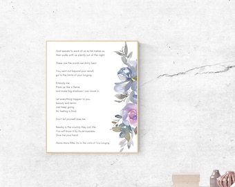 Può includere: Un dipinto ad acquerello di fiori blu e viola con una poesia di Rainer Maria Rilke. La poesia recita: "Dio parla a ciascuno di noi come ci crea, e poi cammina con noi silenziosamente fuori dalla notte. Queste sono le parole che sentiamo debolmente: Tu, inviato oltre il tuo richiamo, vai ai limiti del tuo desiderio. Incarna me. Fiamma come una fiamma e fai grandi ombre in cui posso muovermi. Lascia che tutto ti accada: bellezza e terrore. Continua semplicemente. Nessun sentimento è definitivo. Non lasciarti perdere. Vicino c'è il paese che chiamano vita. Lo riconoscerai per la sua serietà. Dammi la tua mano. -Rainer Maria Rilke, Vai ai limiti del tuo desiderio"