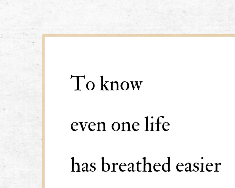 Op de afbeelding: Zwart-witte tekst op een witte achtergrond die luidt: "To know even one life has breathed easier."