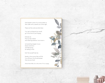Può includere: Una stampa ad acquerello con una poesia di Rainer Maria Rilke, "Vai ai limiti del tuo desiderio." La poesia è stampata su uno sfondo bianco con un'illustrazione ad acquerello di foglie blu e marroni nell'angolo.