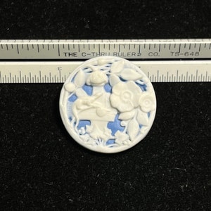 Jasperware Animal Button White on Blue Lizard on a Fence SR &#39;93