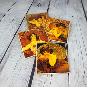 Sottobicchieri Art Nouveau Muse Iconography - rivestimento superiore sigillato in resina - Set di quattro sottobicchieri decorativi fatti a mano - leggeri - con retro in sughero