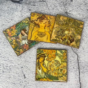 Sottobicchieri Art Nouveau Maiden in Flowers - rivestimento superiore sigillato in resina - Set di quattro sottobicchieri decorativi fatti a mano - leggeri - retro in sughero