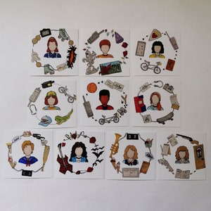 Puede incluir: Conjunto de diez pegatinas ilustradas con personajes de la serie de Netflix Stranger Things. Cada pegatina presenta un personaje diferente de la serie, incluyendo Eleven, Dustin, Mike, Lucas, Will, y muchos más. Las pegatinas son todas de estilo de dibujos animados y son perfectas para agregar un toque de Stranger Things a tu computadora portátil, botella de agua o cuaderno.