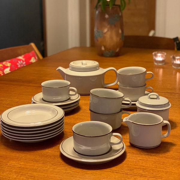 VINTAGE ARABIA FENNICA: Teapot, teacups, sugarbowl and creamer