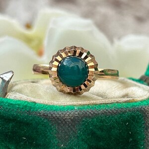 Vintage gold ring deals with green stone