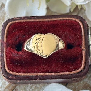 Vintage Engraved Heart Signet Ring 9 Carat Yellow Gold, Classic Love Heart Pinky Signet Ring, Everyday Ring, Gold Jewelry Gift For Her