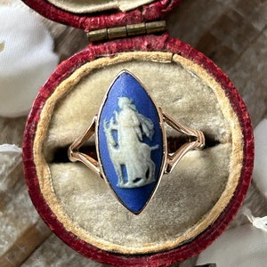 Antique Wedgwood Cameo Ring 9 Carat Gold Diana The Huntress 1930