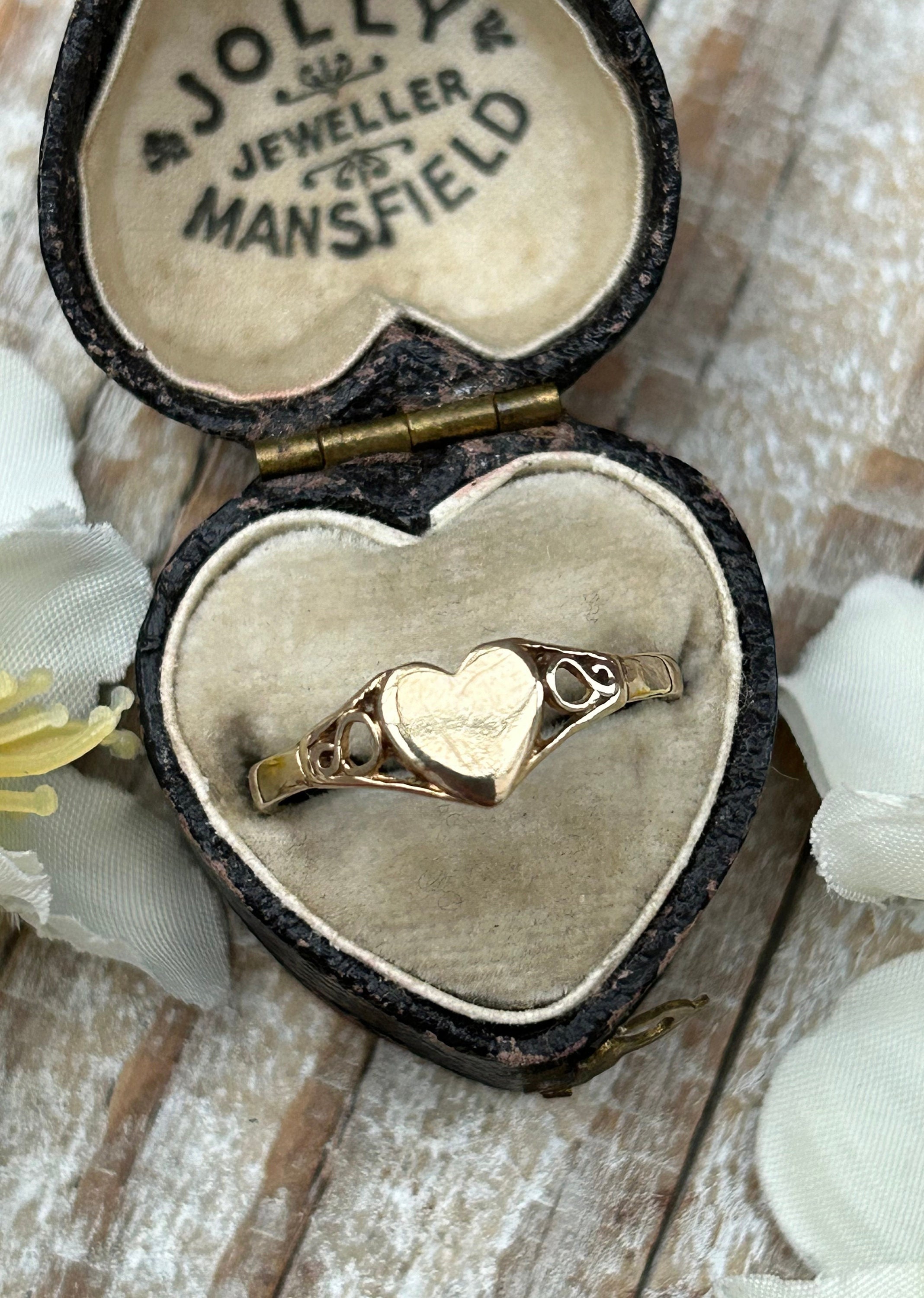 Vintage Dainty Heart Signet Ring 9 Carat Yellow Gold 1990 Classic