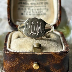 Anillo con sello de escudo vintage, monograma DM, oro amarillo de 9 quilates, 1986, anillo llamativo de oro macizo para uso diario, iniciales grabadas DM, regalo de joyería de oro