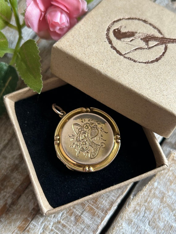 Antique Victorian Engraved Gold Locket Flowers an… - image 10