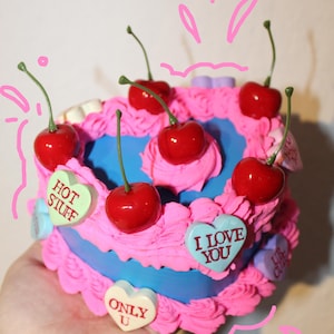 Joyero con forma de corazón de San Valentín con forma de tarta falsa