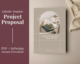 Peut inclure: Un modèle de proposition de projet modifiable sur fond taupe avec un cadre photo arqué central contenant un carnet, un stylo et une tasse. Le texte indique Project Proposal, Clients Biz Name et Business Name en police serif.