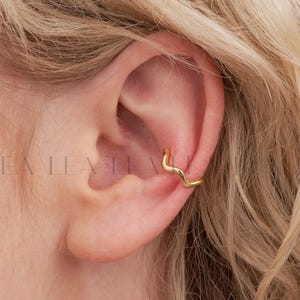 Créoles ondulées dorées • Faux piercing de conque • Bijou d'oreille • Boucle d'oreille de tous les jours aucun piercing requis • Bijou d'oreille en or 18 carats/argent • Cadeau pour elle
